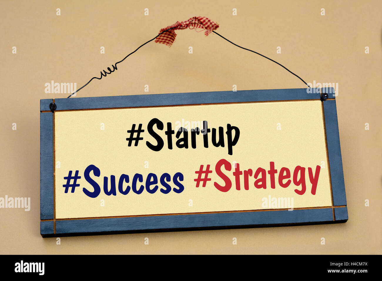 Hash Tag Startup Erfolg und Strategie auf Schild. Stockfoto