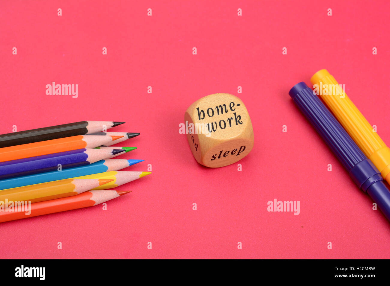 Hause Arbeit schlafen und lesen auf Würfel - Bildung Schulkonzept. Stockfoto