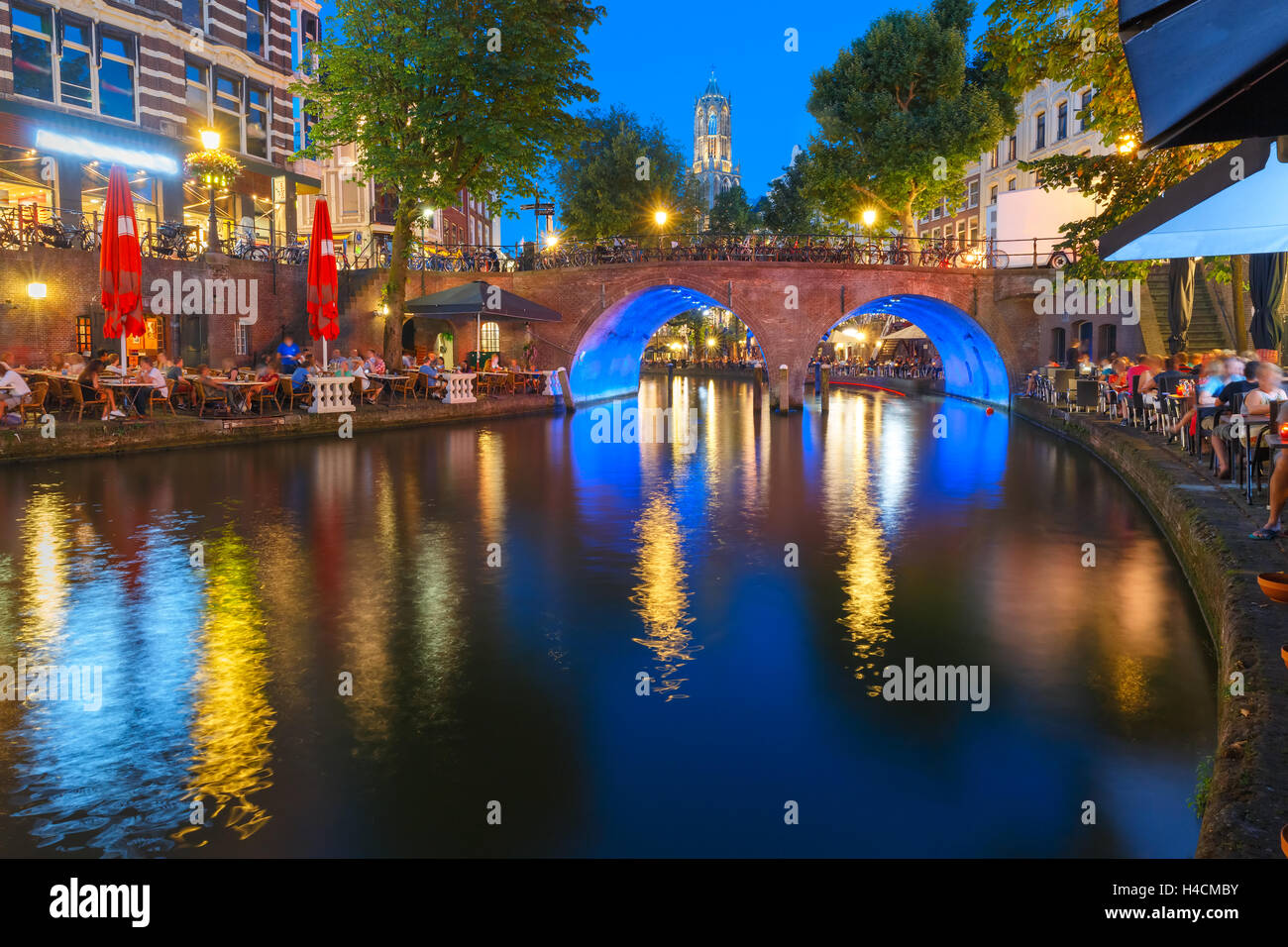 Nacht-Dom-Turm und Brücke, Utrecht, Niederlande Stockfoto