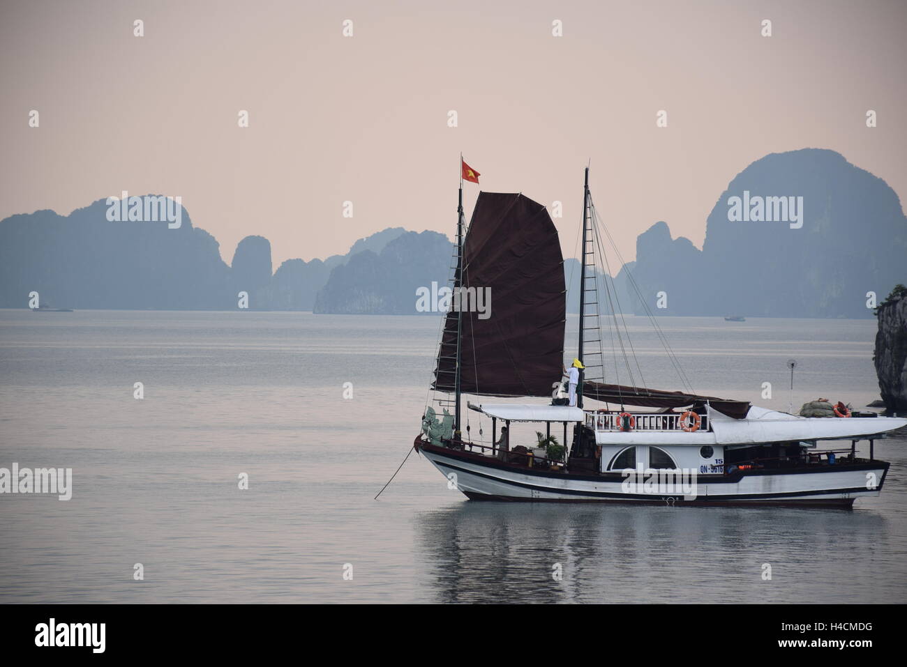 Touristischen Junk schweben in der Halong Bucht, Vietnam Stockfoto