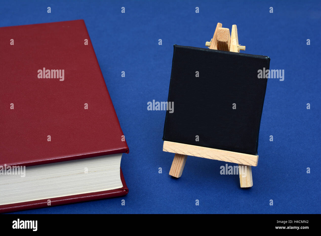 Buch Höhlenforscher mit kleinen Tafel textfreiraum auf schwarz. Stockfoto