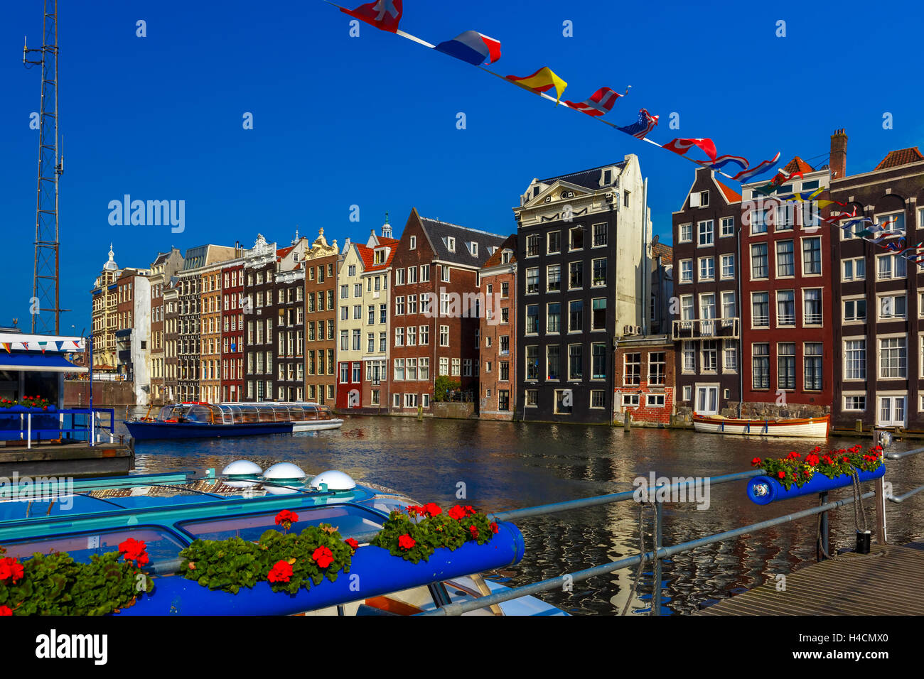 Das Tanzen Häuser am Amsterdamer Kanal Damrak, Holland, Niederlande. Stockfoto