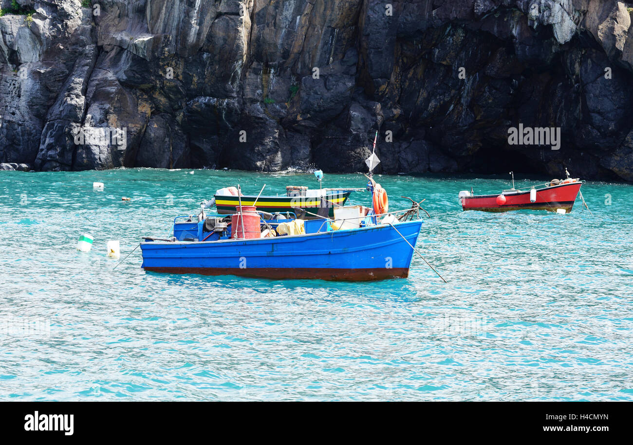 blau, rot, grün-gelb alte hölzerne Fischerboote Stockfoto