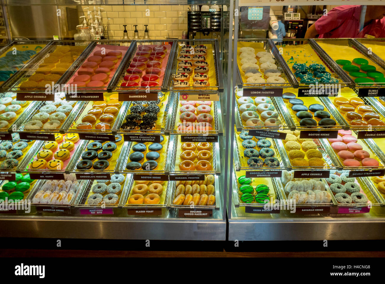 Kopenhagen, Dänemark, Dunkin Donuts, Danish Bakery Shop, Food on Display in case, Bäckerei-Einkaufszentrum Stockfoto