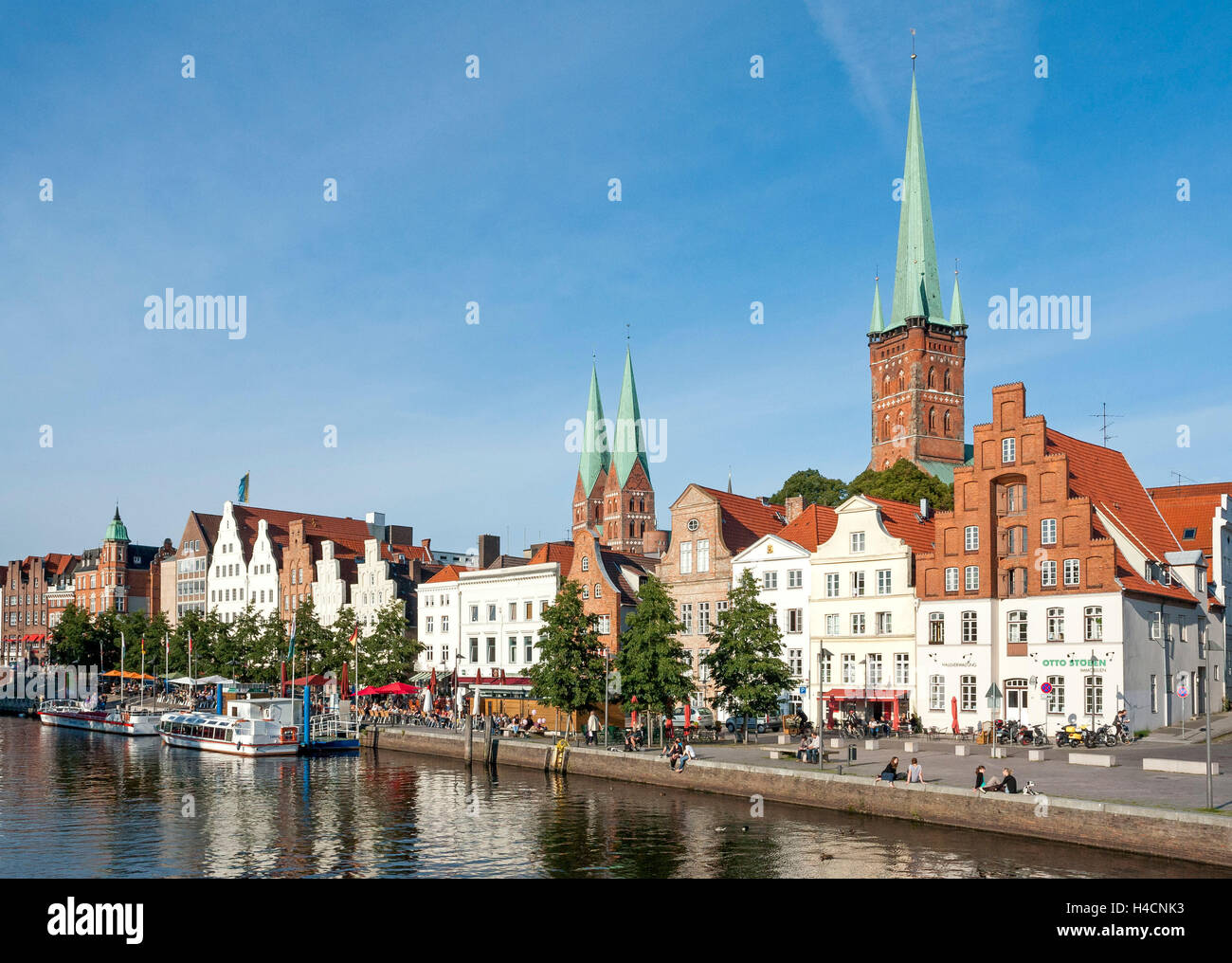 Deutschland, Schleswig - Holstein SH, Hansestadt Lübeck, Blick über die Untertrave auf die Altstadt mit der Kirche St. Marien und St. Peter, St. Peter Kirche zu Lübeck auf der rechten Seite, St. Marien-Kirche auf der linken Seite, ganze Altstadt Lübeck ist von der UNESCO als Weltkulturerbe anerkannt, Stockfoto