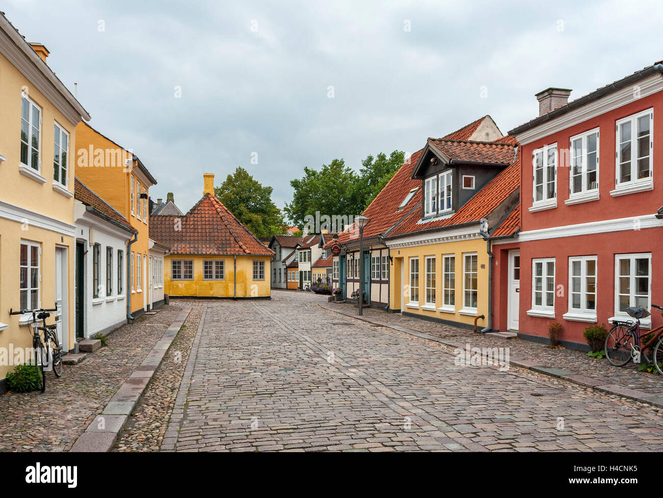 Dänemark, Insel Fyn / Fünen, Odense / Ottensee, Ramsherredstrasse mit Geburtsort Hans Christian Andersen am Ende der Straße, heute Museum Stockfoto