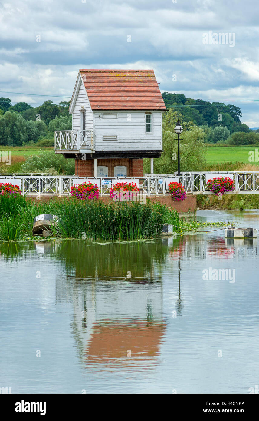 Großbritannien, Gloucestershire, Tewkesbury, Fluss Severn mit Abtei Mühle, kleines Haus in der Mühlwehr Stockfoto