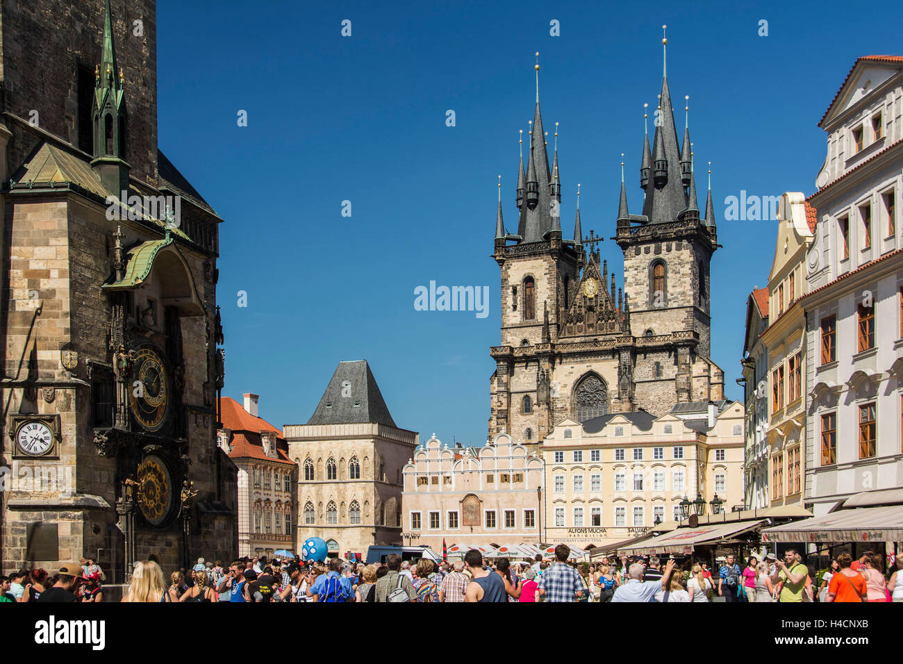 Prag, alte Stadt-Bewohner Ring mit Teynkirche Stockfoto