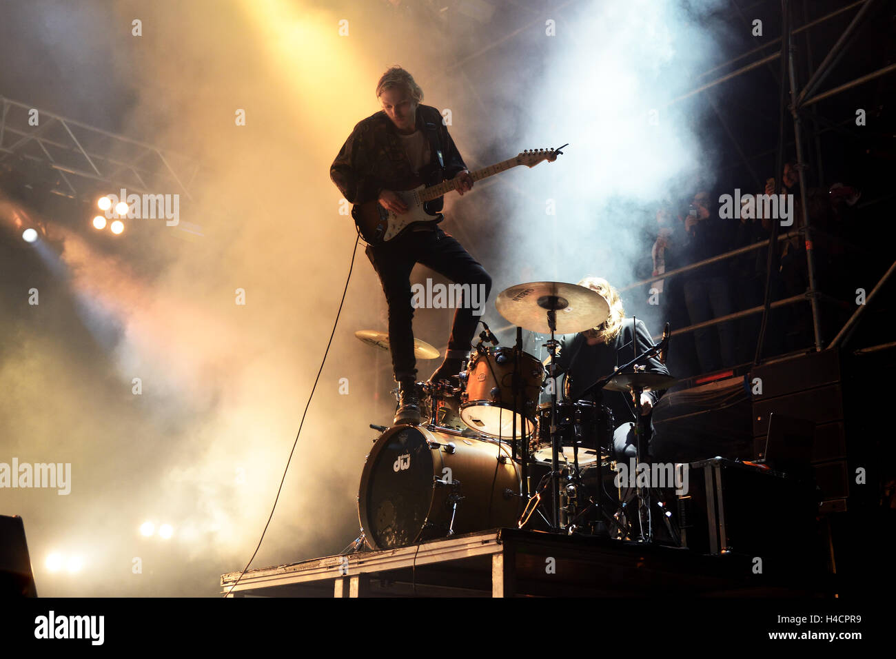 VALENCIA, Spanien - 4 APR: The Royal Concept (Band) führt auf MBC Fest am 4. April 2015 in Valencia, Spanien. Stockfoto