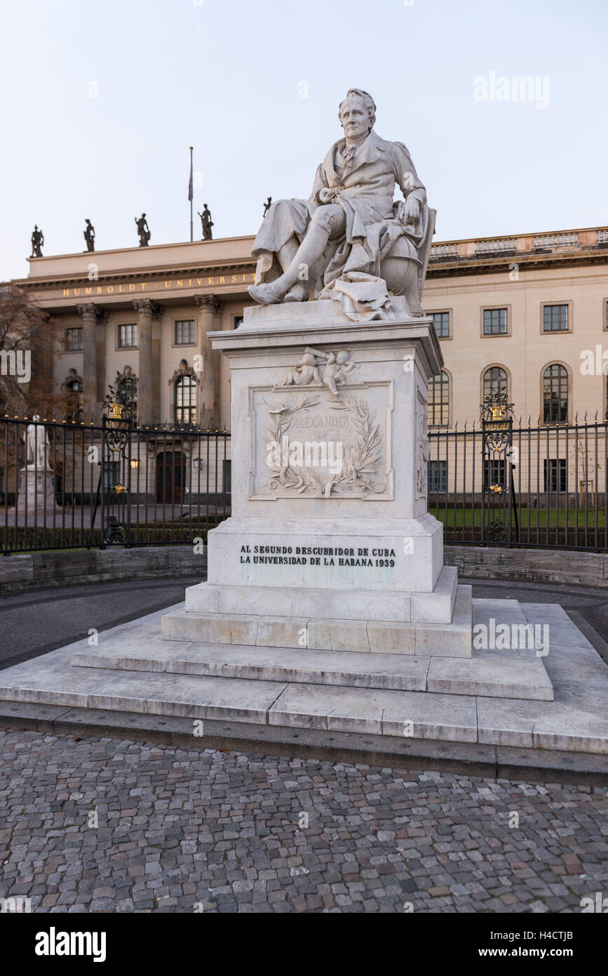 Deutschland, Berlin, Humboldt Universität zu Berlin (HU Berlin) wurde im Jahre 1809 ab einer Universität zu Berlin, Denkmal für Alexander von Humboldt vor dem Hauptgebäude gegründet. Stockfoto