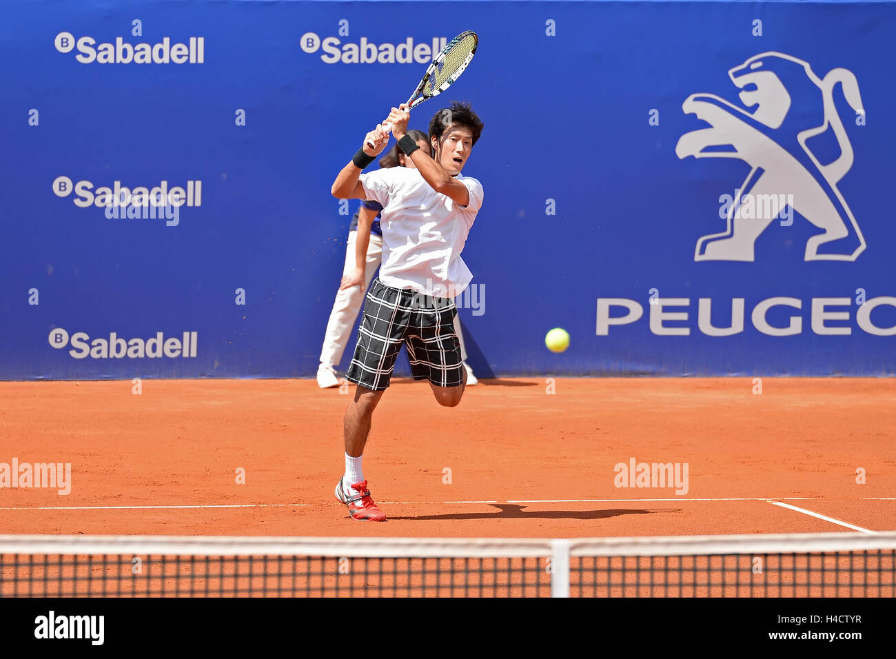 BARCELONA - 18 APR: Yuichi Sugita (Tennisspieler aus Japan) spielt bei der ATP Barcelona Open Banc Sabadell Conde de Godo Turni Stockfoto