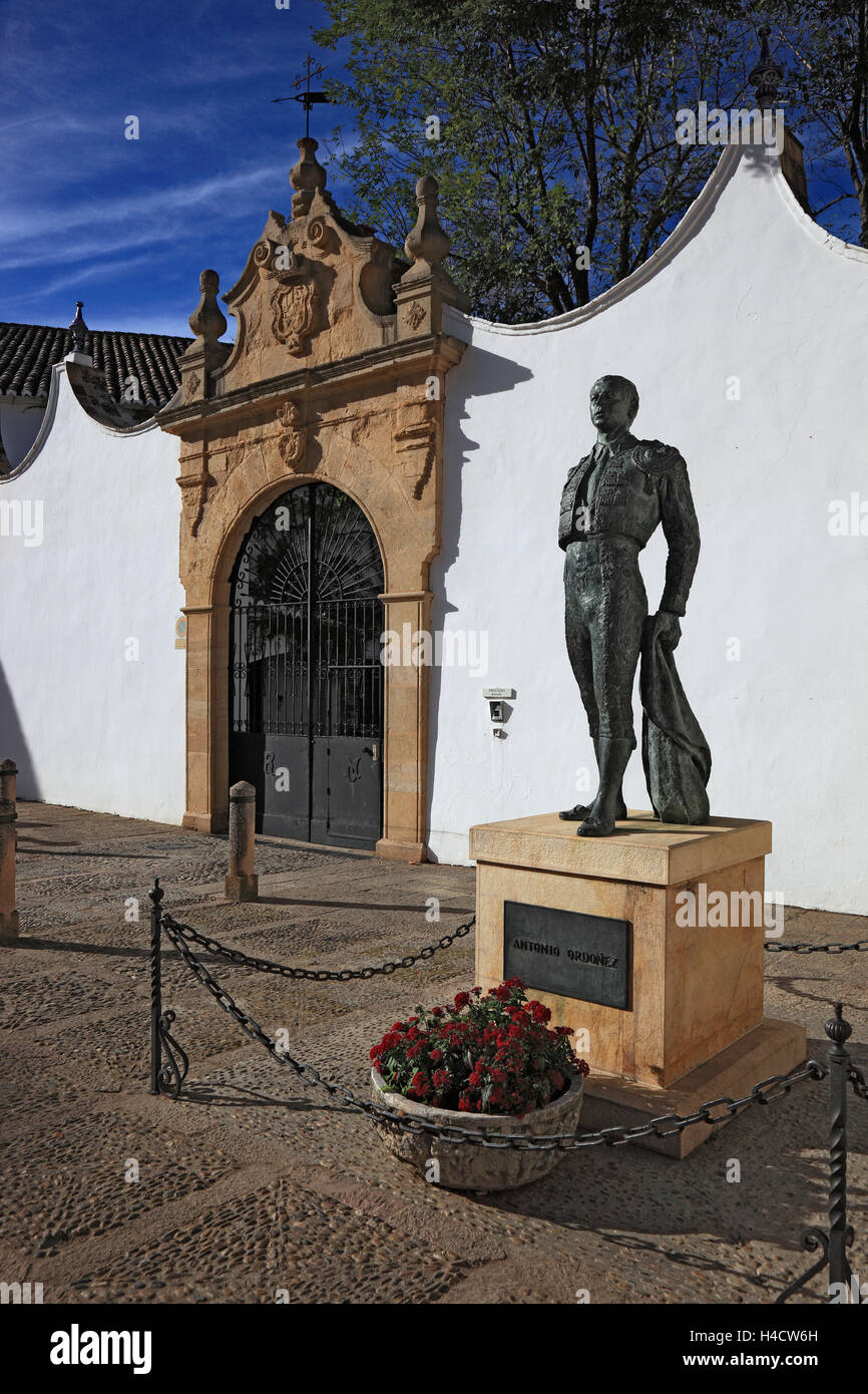 Ronda, der ein weißes Dorf in Andalusien, Spanien, Statue der Stierkämpfer Antonio Ordonez vor der Stierkampfarena Stockfoto