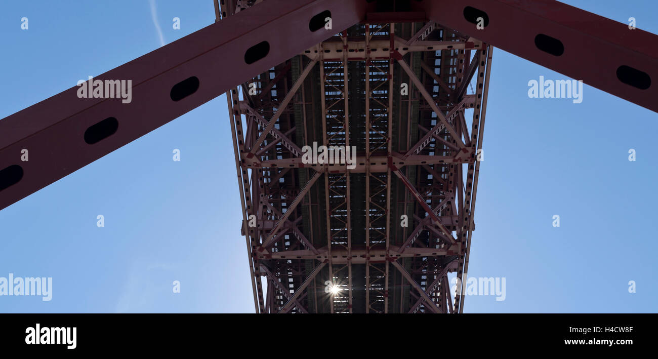 Unter Ansicht von den meisten Iconc Metallstruktur Brücke am 25. April in Lissabon, Portugal Stockfoto