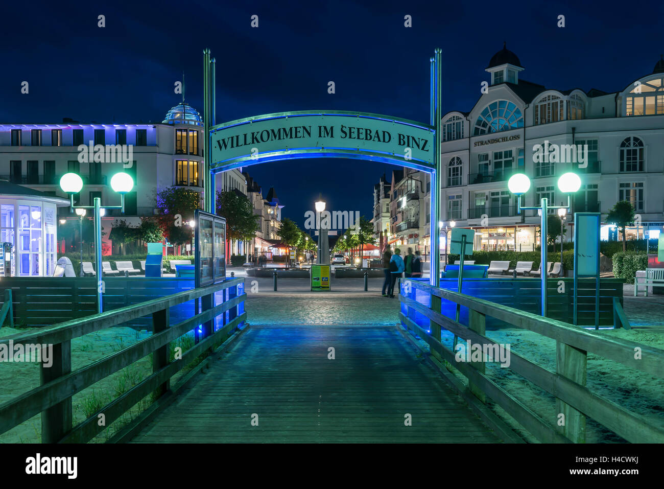 Binz, Mecklenburg-Western Pomerania, Deutschland, Blick auf die Wende am Ende der Hauptstrasse und Beginn des Piers, am Abend Stockfoto