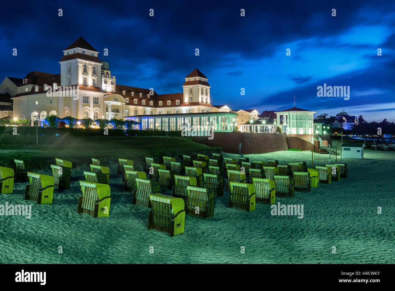 Binz, Mecklenburg-Western Pomerania, Deutschland, Blick auf den Pier und das Health Resort Haus mit Strand in der Abenddämmerung Stockfoto