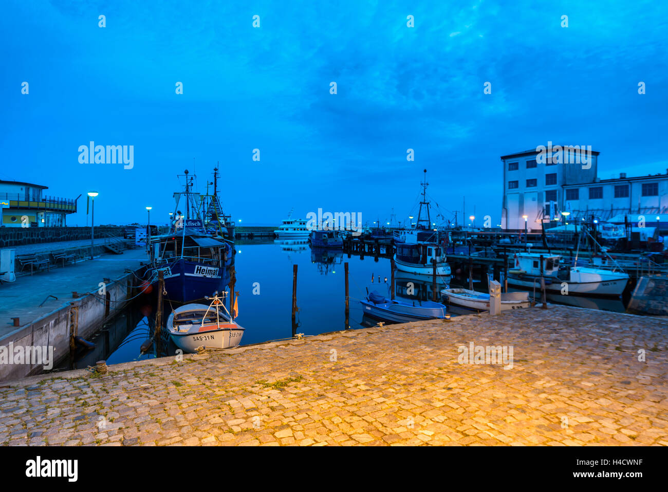 Sassnitz, Mecklenburg-West Pomerania, Deutschland, Angeln Trawler im Hafen, Sonnenuntergang Stockfoto