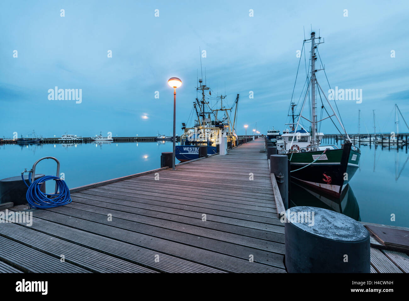 Sassnitz, Mecklenburg-Western Pomerania, Deutschland, Angeln Kutter im Hafen, Sonnenuntergang Stockfoto