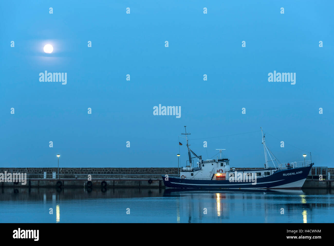 Sassnitz, Mecklenburg-West Pomerania, Deutschland, Fischkutter im Hafen, in der Nacht, Vollmond Stockfoto