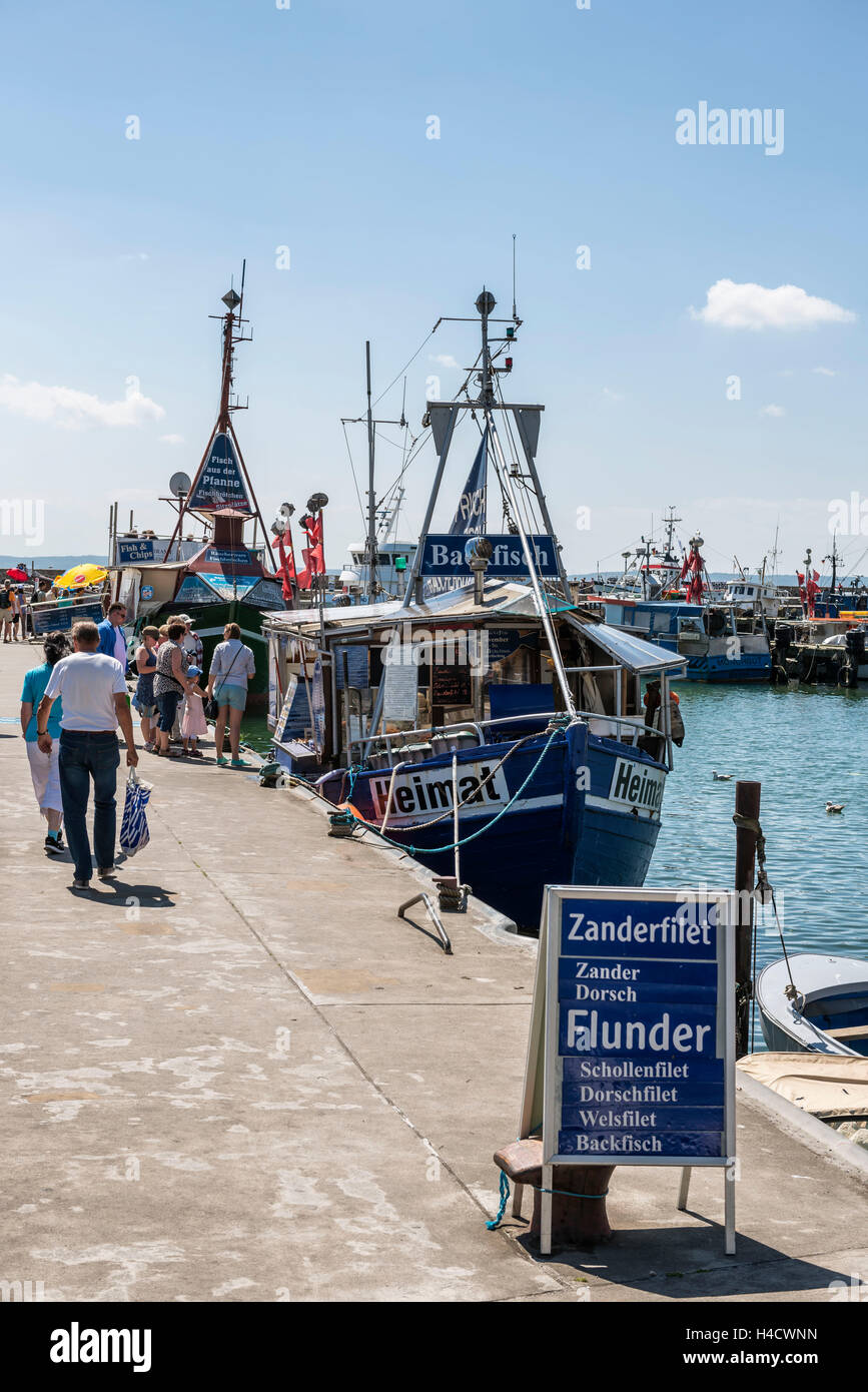 Sassnitz, Mecklenburg-West Pomerania, Deutschland, Fischkutter mit Straßenverkauf im Hafen Stockfoto