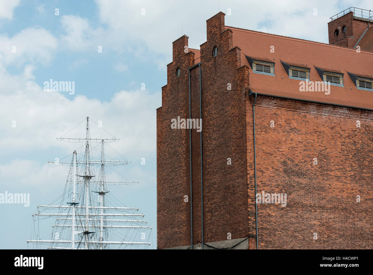 Stralsund, Mecklenburg-Western Pomerania, Deutschland, der Gorch Fock und alten Speicherhaus im Hafen, rigging Stockfoto