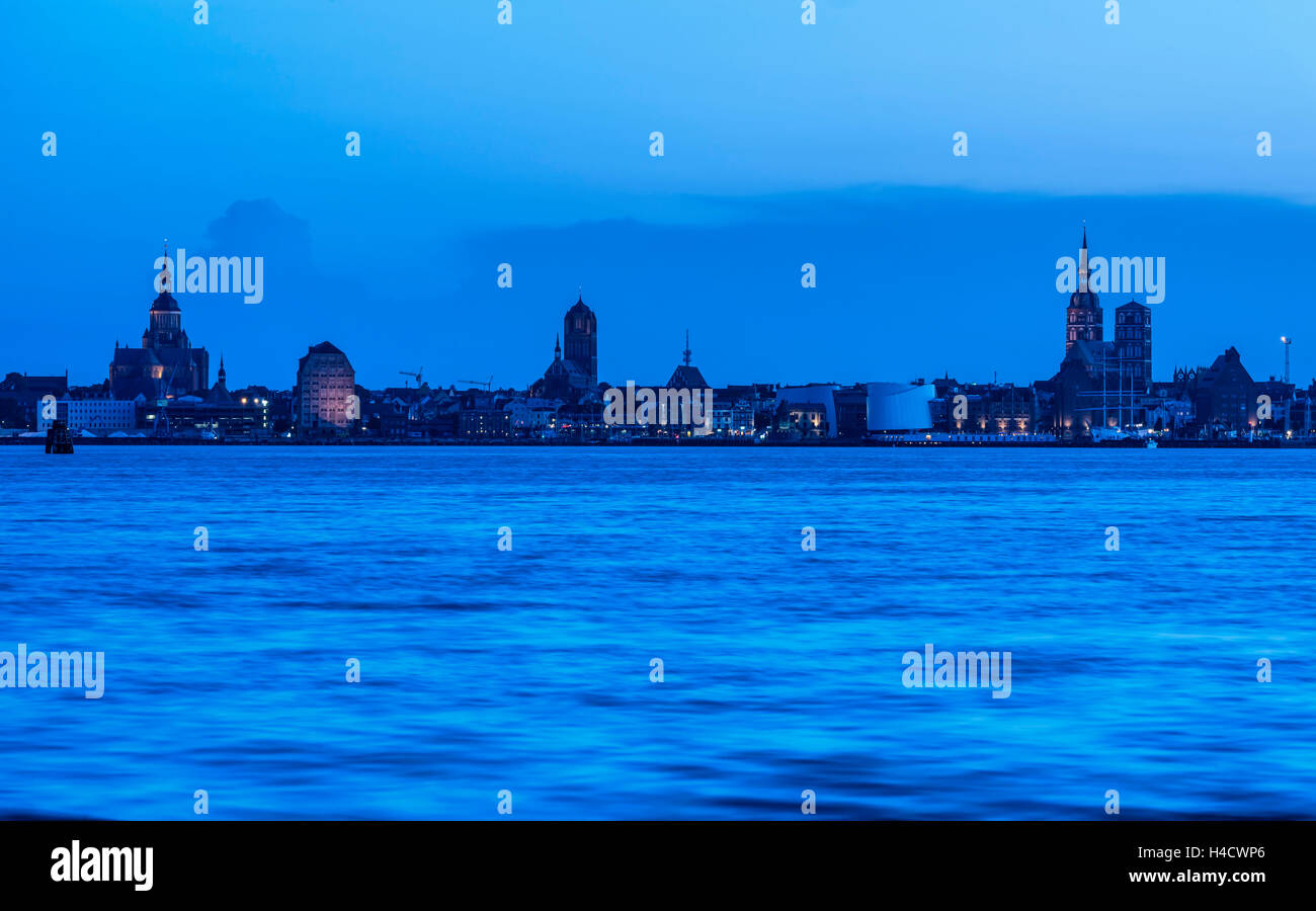 Stralsund, Mecklenburg-Western Pomerania, Deutschland, Blick auf die Stadt, Dämmerung, Stockfoto