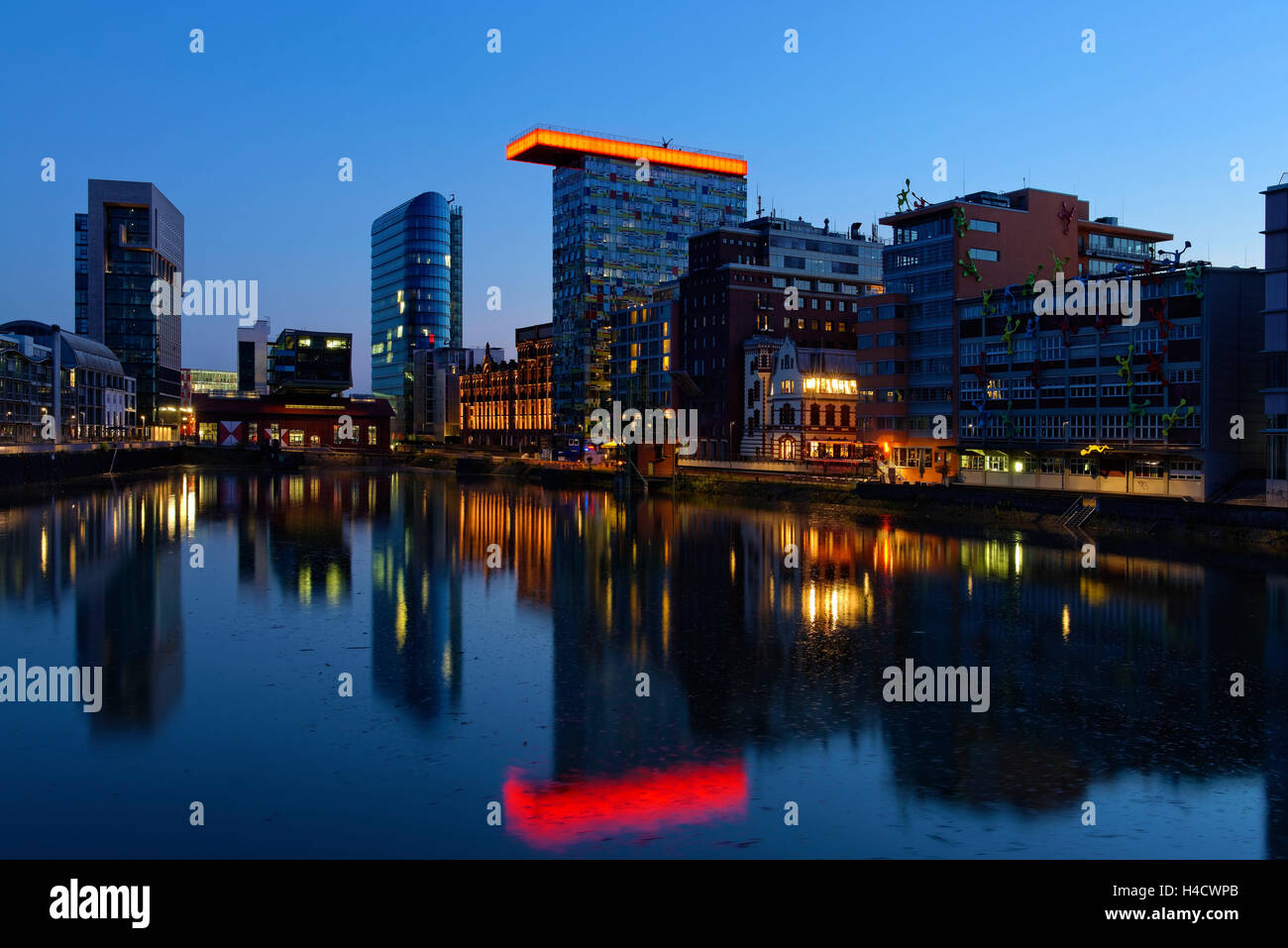 Medienhafen, Medien-Hafen in der Abenddämmerung, Deutschland, Nordrhein-Westfalen, Düsseldorf Stockfoto