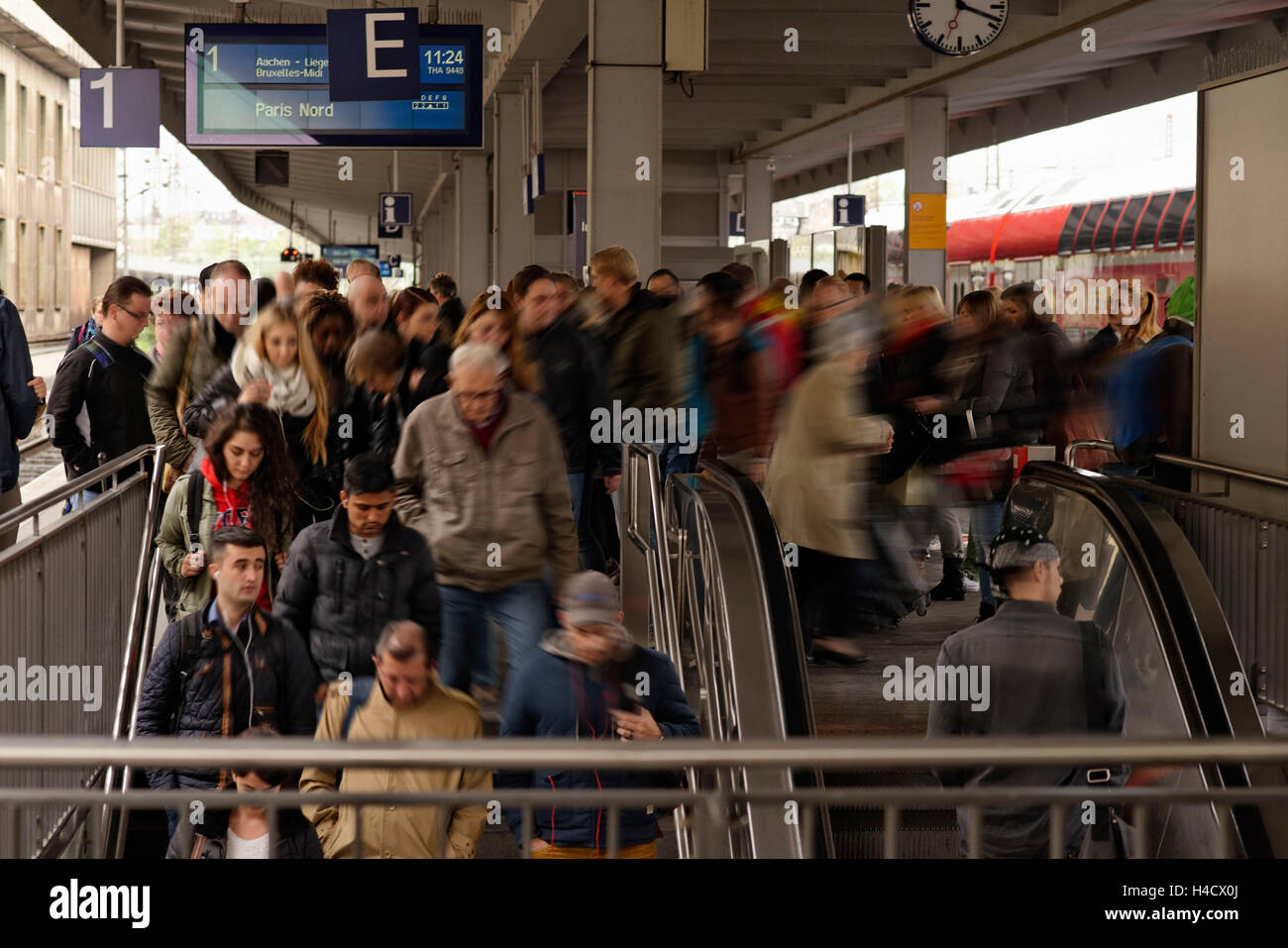 Essen Hauptbahnhof liegt, Rush Hour, berufliche Ton Pendlerverkehr, Essen, Ruhr Gebiet, North Rhine-Westphalia, Germany, Europe Stockfoto