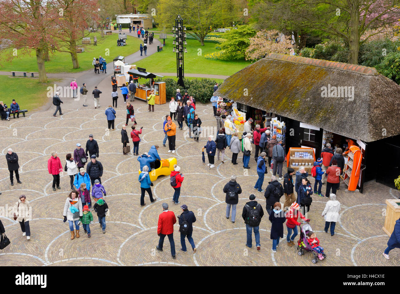 Besucher im Garten Keukenhof in Lisse, Holland, Niederlande. Stockfoto