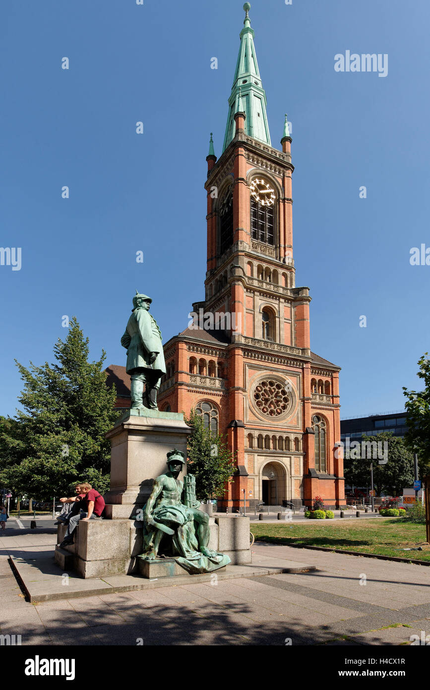 Johanniskirche mit Bismarck Denkmal auf der Martin-Luther Platz in Düsseldorf, Deutschland, Nordrhein-Westfalen, Düsseldorf Stockfoto