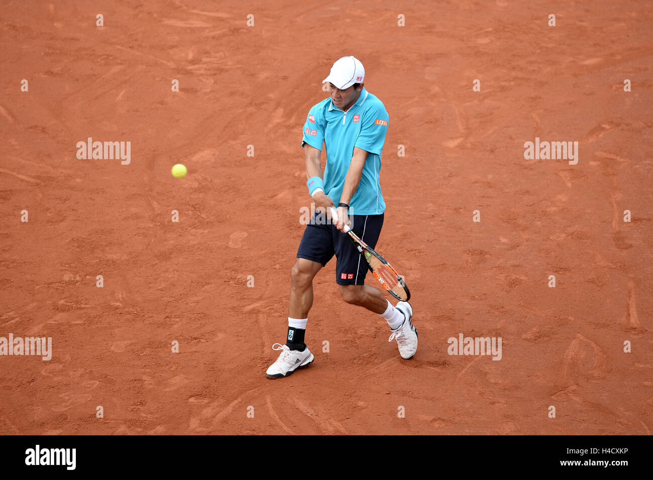 BARCELONA - 26 APR: Kei Nishikori (Spieler aus Japan) spielt bei der ATP Barcelona Open Banc Sabadell Conde de Godo. Stockfoto