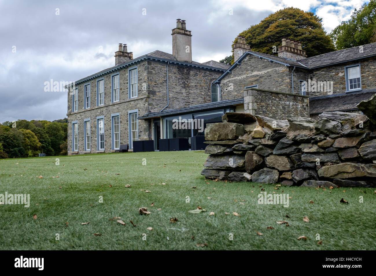 Außen von einem englischen Herrenhaus im Lake District mit einem modernen Anbau. Stockfoto