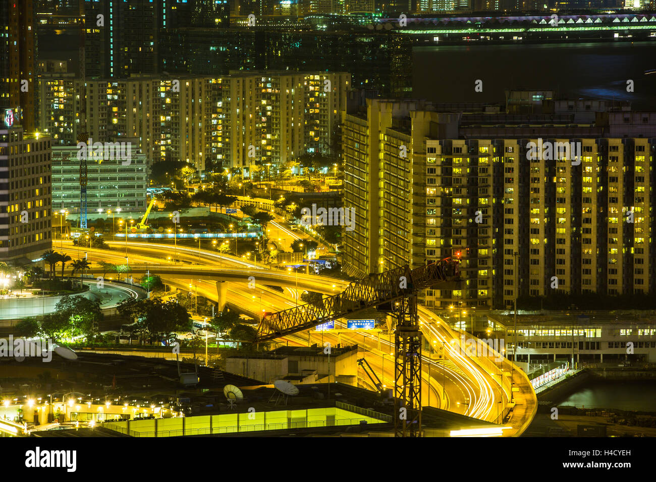 Asien, China, Hong Kong, Nachtaufnahme, Autobahnen, Straßenschlucht Stockfoto