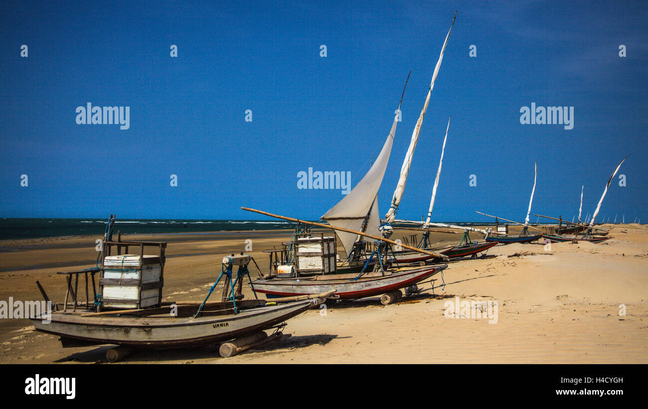 Brasilien, Sao Luis bis Jericoacoara, Strand, Segelboote Stockfoto