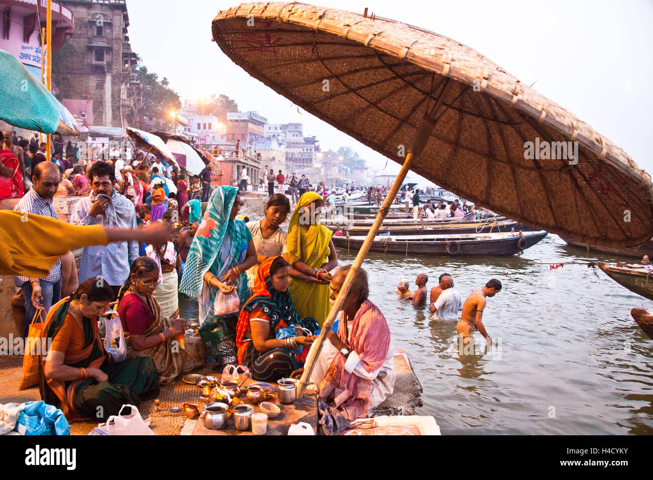 Ufer, Bad im Ganges, Ganges, Varanasi, Indien Stockfoto