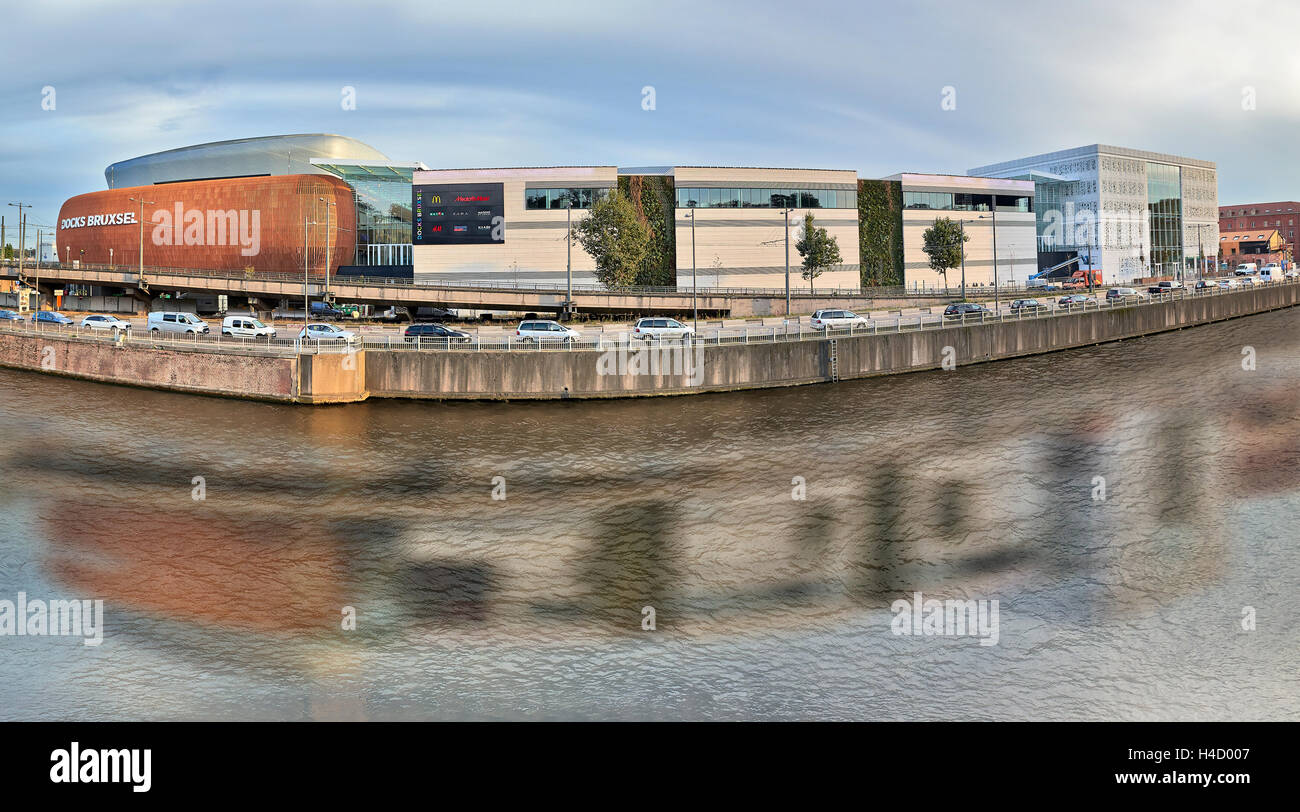 Blick auf den Kanal von Brüssel und Docks Bruxsel - Einkaufsviertel neue Stockfoto