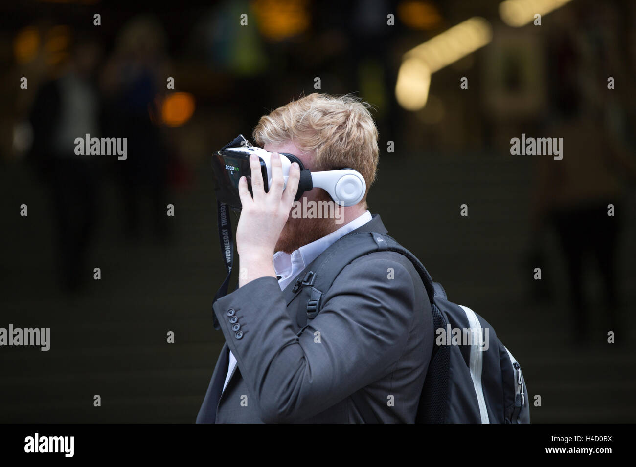 Mann mit virtueller Realität Kopfhörer BOBOVR Z4 auf den Straßen von London, UK Stockfoto