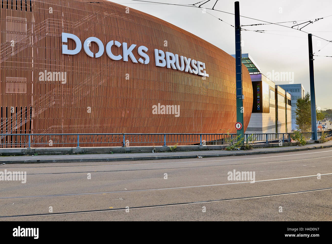 Blick auf den Kanal von Brüssel und Docks Bruxsel - Einkaufsviertel neue Stockfoto