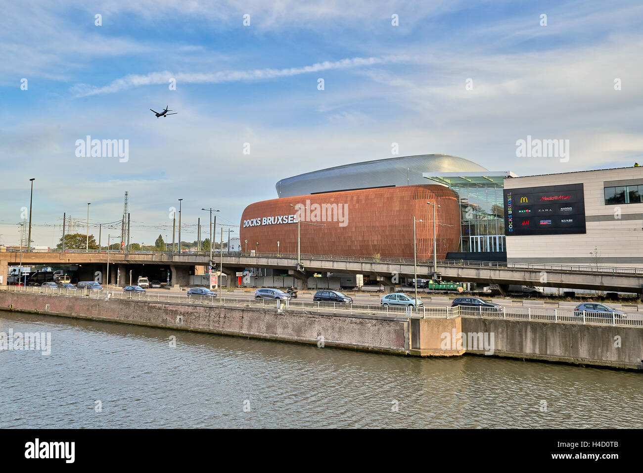 Blick auf den Kanal von Brüssel und Docks Bruxsel - Einkaufsviertel neue Stockfoto