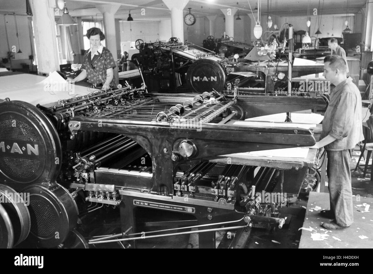 Druckmaschinen in Höhle Mann Büromaschinenhersteller, 1930er Jahre Deutsches Reich. Druckmaschinen, in die MAN-Werke, Deutschland der 1930er Jahre. Stockfoto