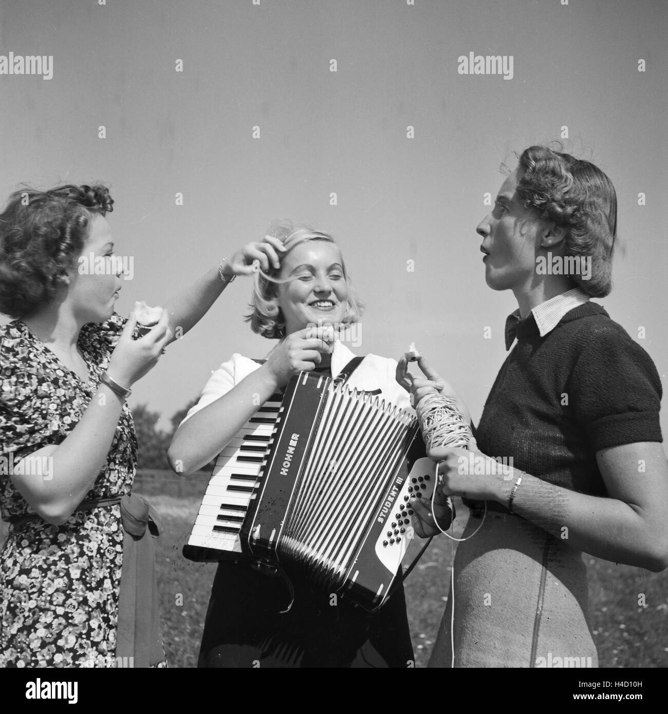 Drei Frauen Beim Musizieren Mit Einem Akkordeon, 1930er Jahre