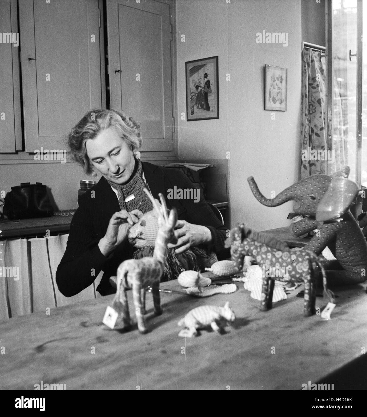 Eine Frau aus Dem Kunstgewerbe Bei Und Mit Ihrer Arbeit, Deutschland, 1930er Jahre. Eine Frau für angewandte Kunst in und mit ihrem Tagesgeschäft, Deutschland der 1930er Jahre. Stockfoto