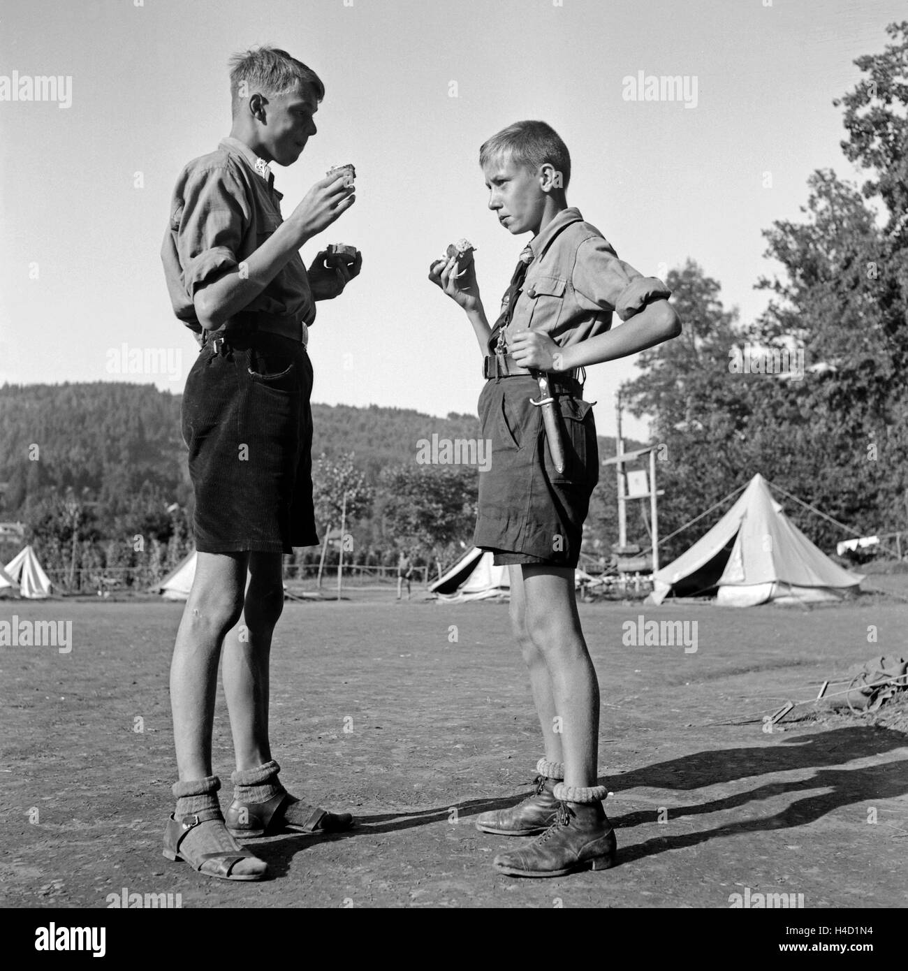 Zwei Hitlerjungen Essen Ihr Butterbrot Im Lager der Hitlerjugend, 1930er Jahre Österreich. Zwei Hitler-Jugend Essen ihre Sandwiches im Österreich der 1930er Jahre Hitler Jugendcamp. Stockfoto