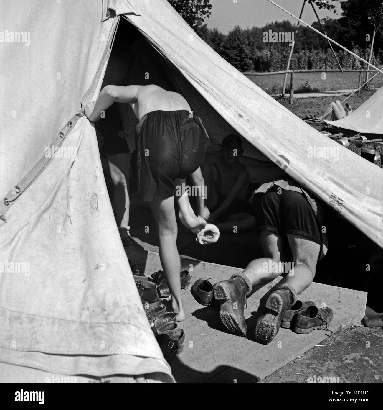 Im Lager der Hitlerjugend-Kompanie aus Franken Im Zelt, wo Die Schuhe Gelagert Werden, 1930er Jahre Österreich. Bei der Hitler-Jugend-Camp: Zelt, wo Schuhe gespeichert werden, Österreich der 1930er Jahre. Stockfoto