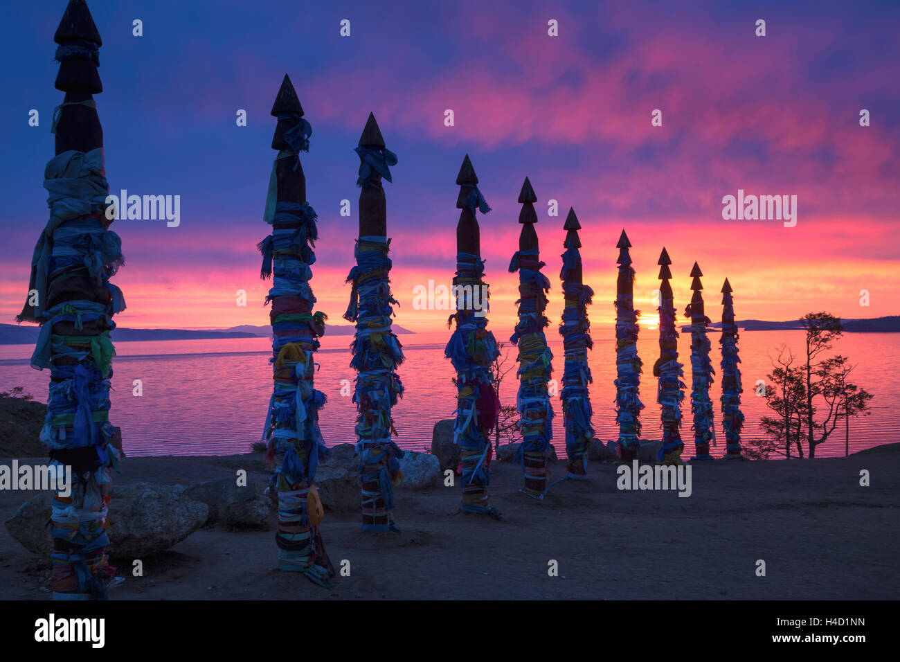 Ansicht des heiligen Ort mit Serge - Säulen auf der Insel Olchon, den Baikalsee in Sibirien, Russland Stockfoto