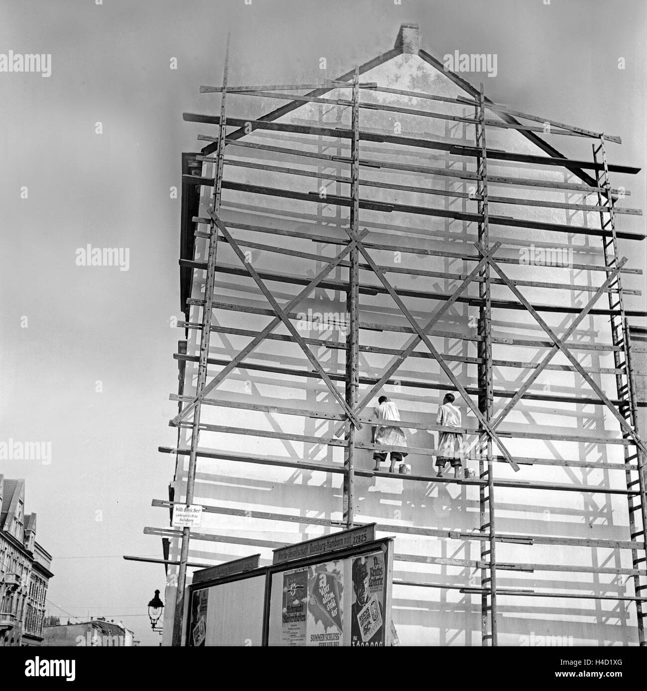 Malerarbeiten ein Einems Haus in Duisburg, Deutschland, 1930er Jahre. Lackierung in einem Haus in Duisburg, Deutschland der 1930er Jahre. Stockfoto