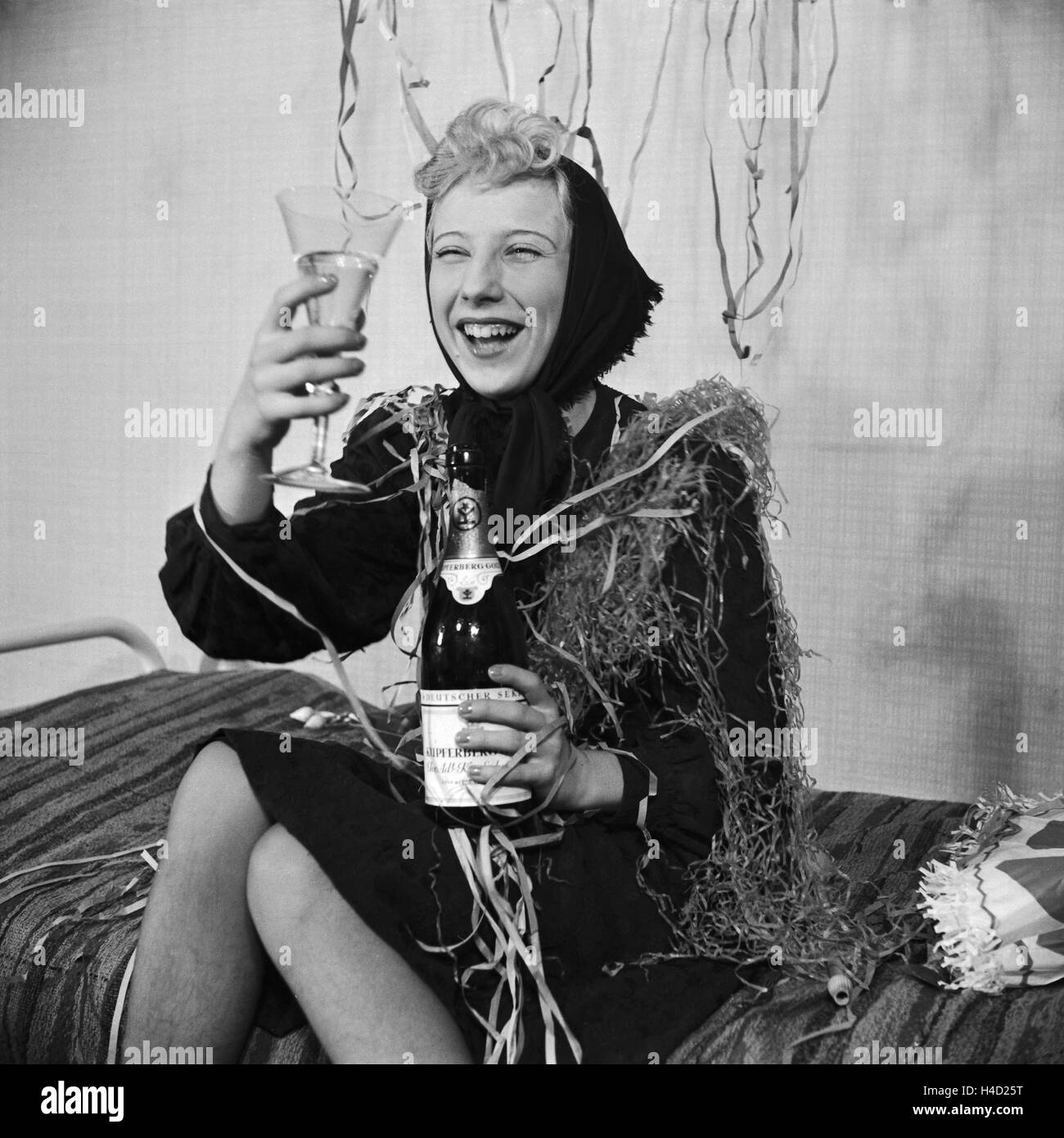 Gast Einer Silvesterparty, 1930er Jahre Deutsches Reich. Ehrengast und eine Silvester-Party, Deutschland der 1930er Jahre. Stockfoto