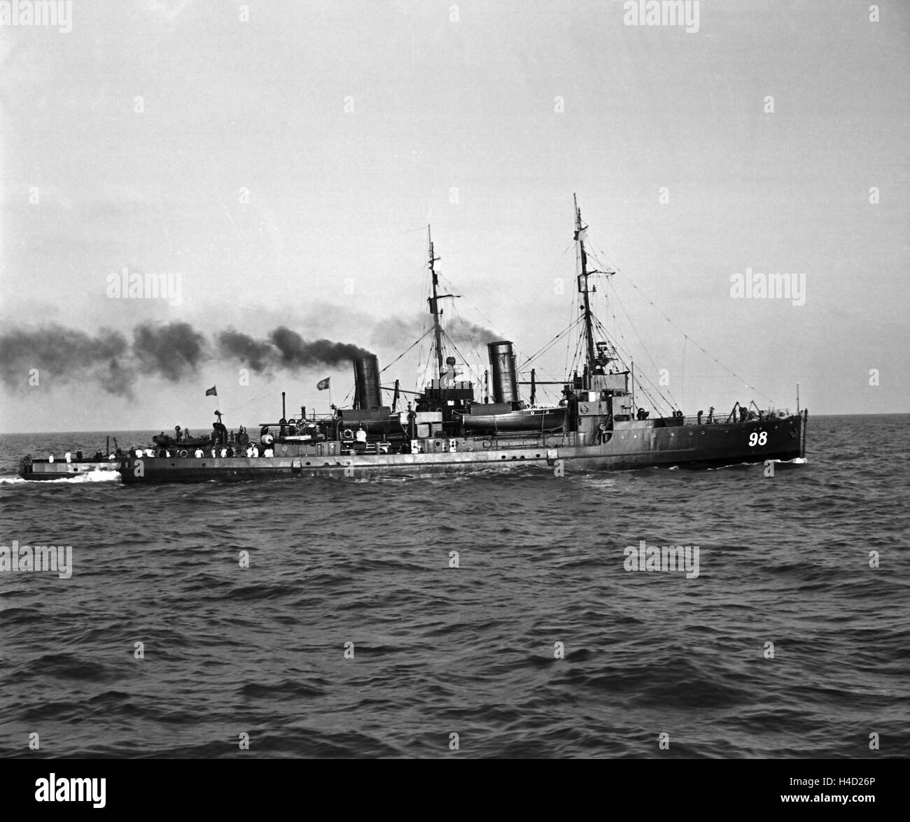 Minensuchboot 98 der 2. Minensuch Flotille Bei Einer Übung, 1930er Jahre Deutschland. Minesweeper-98 bei einer Übung, Deutschland der 1930er Jahre. Stockfoto