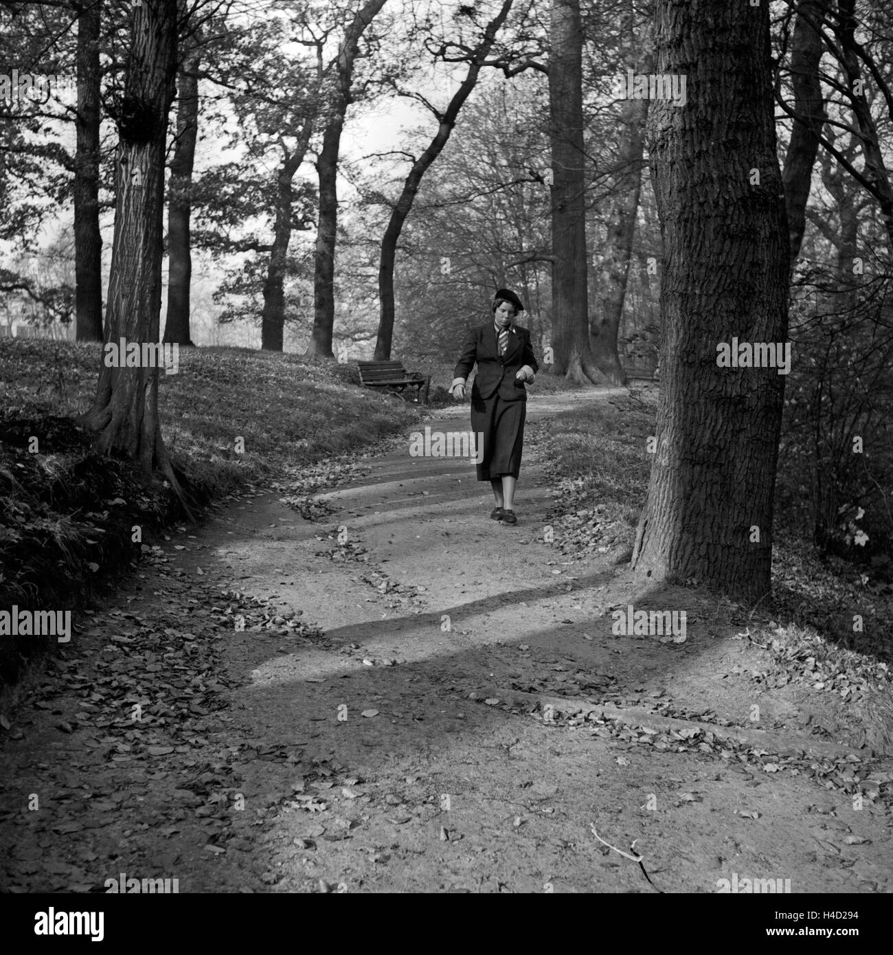 Eine Frau Bei Einem Herbstlichen Spaziergang Durch Einen Park, 1930er Jahre Deutschland. Eine Frau, ein Spaziergang durch einen Park im Herbst, Deutschland der 1930er Jahre. Stockfoto