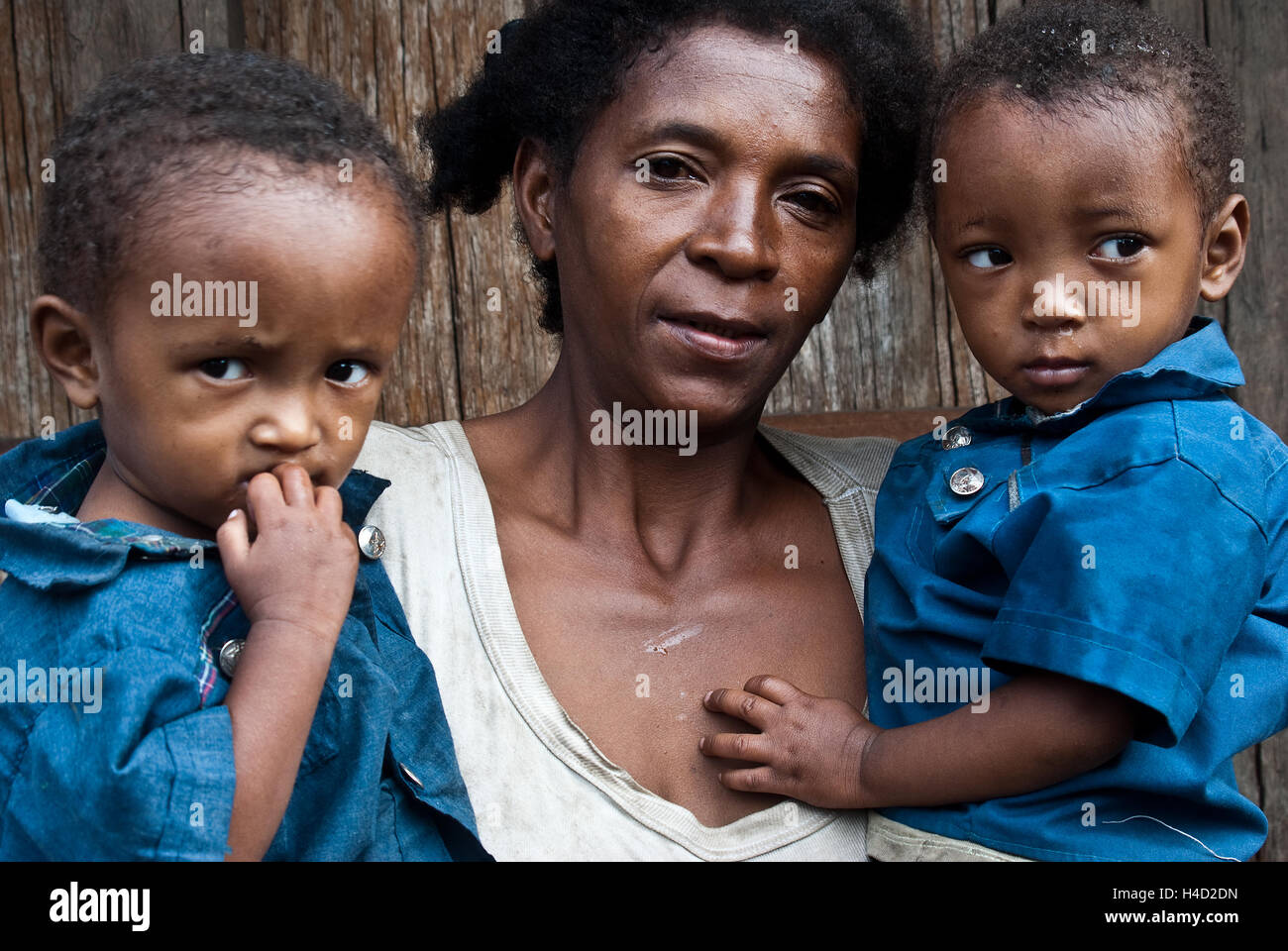 Mutter mit ihren Zwillingen. Sie weigerte sich, trotz der lokalen Tradition bestellen die Eltern dazu so (Madagaskar) Stich Stockfoto