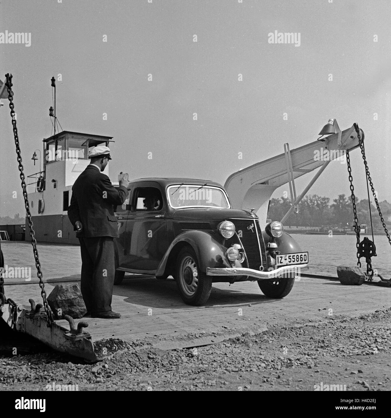 Ein Ford Eifel Verläßt Die Rheinfähre, 1930er Jahre Deutschland. Ein Ford Modell Eifel verlassen die Fähre über den Fluss Rhein, Deutschland der 1930er Jahre. Stockfoto